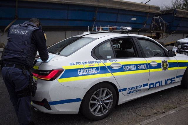 Archivo - Un agente junto a un vehículo de la Policía de Sudáfrica en Pretoria