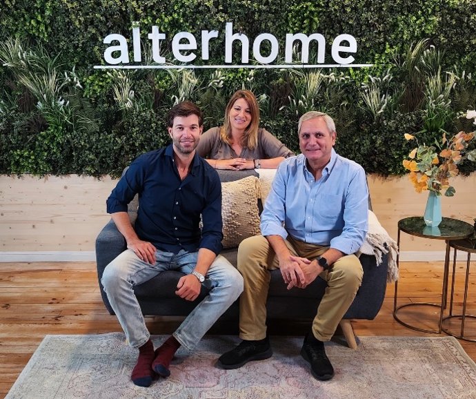Los fundadores de Alterhome (Chema y Patricia González) junto al recientemente nombrado director general, Juan Carlos Fernández.