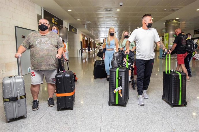 Archivo - Pasajeros en el aeropuerto de Menorca.