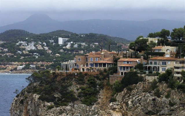 Archivo - Viviendas en la costa en Baleares
