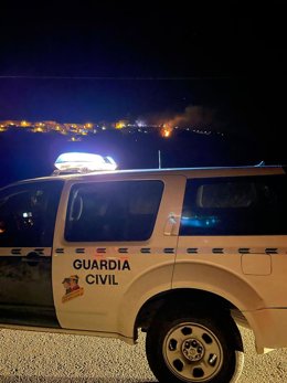 Una patrulla de la Guardia Civil en el lugar del incendio