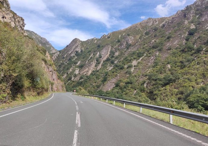 Archivo - Carretera occidente. Tráfico. Estado de las vías. Infraestructuras. Occidente.