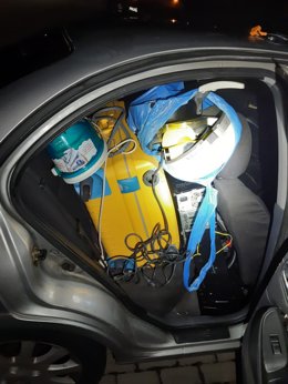 Imagen del vehículo cargado con los efectos supuestamente hurtados en el punto limpio