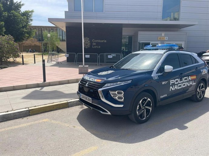Un vehículo de la Policía Nacional frente a la comisaría de Lorca