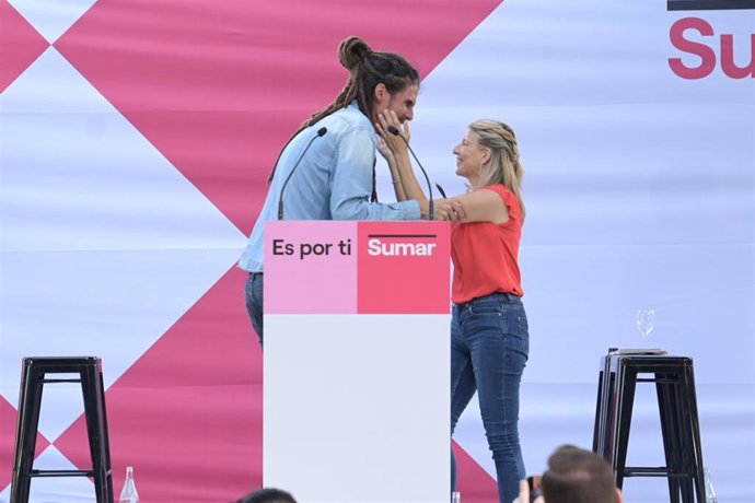 Archivo - La vicepresidenta segunda del Gobierno, ministra de Trabajo y candidata de Sumar a la Presidencia del Gobierno, Yolanda Díaz, participa en un mitin junto al cabeza de lista por la circunscripción de Santa Cruz de Tenerife, Alberto Rodríguez