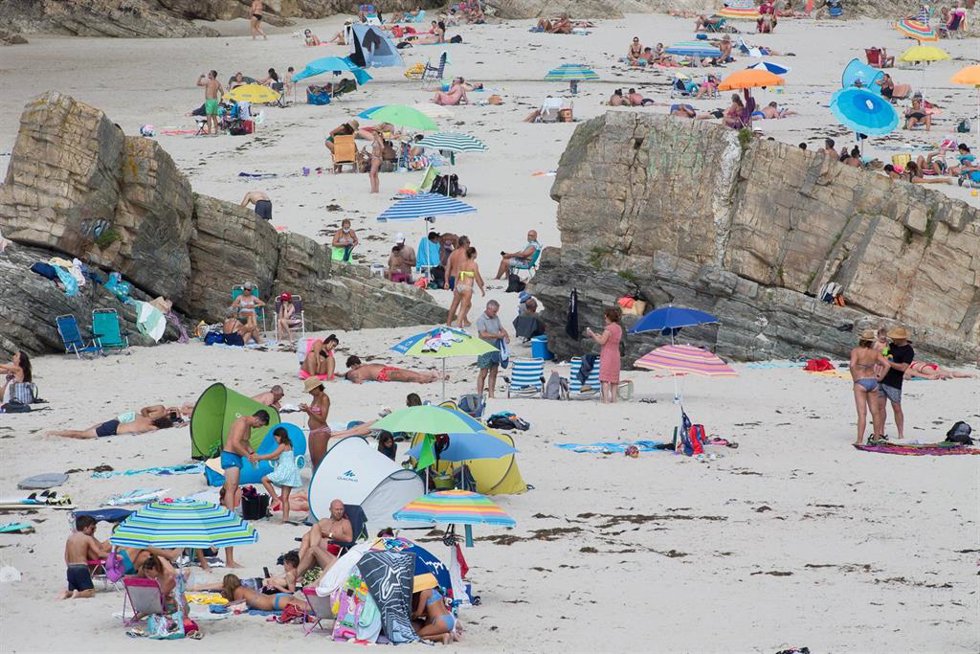 Archivo - Visitantes en la playa en A Mariña (Lugo/Galicia) a 27 de julio de 2020. La comarca mantiene este domingo 51 casos activos de COVID-19 tras una nueva alta y un nuevo contagio con respecto al sábado.