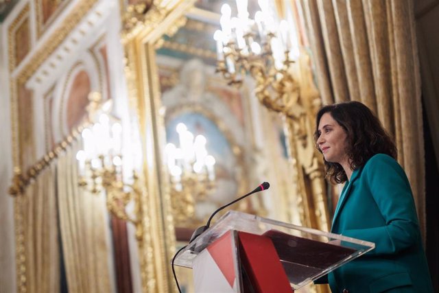 La presidenta de la Comunidad de Madrid, Isabel Díaz Ayuso, ofrece declaraciones a los medios a su llegada al encuentro informativo de las "Citas con El Mundo" que organiza Unidad Editorial
