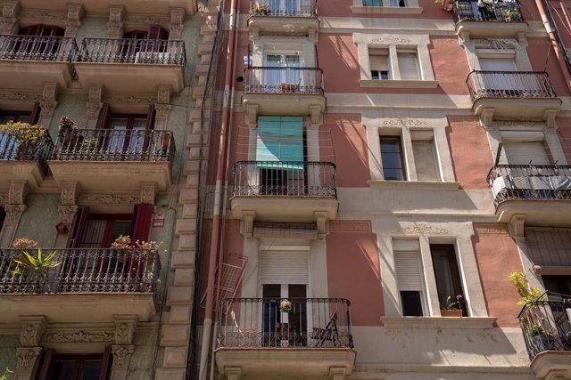 Archivo - Façana d'un edifici a Barcelona