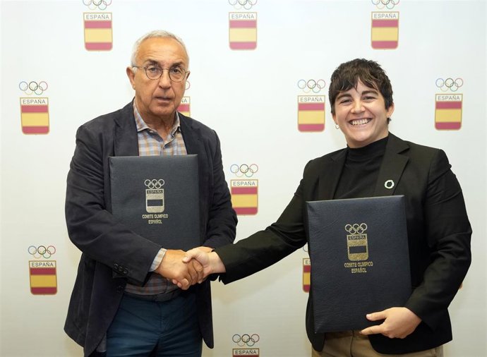 El presidente del COE, Alejandro Blanco, y la exjugadora de rugby Patricia García.