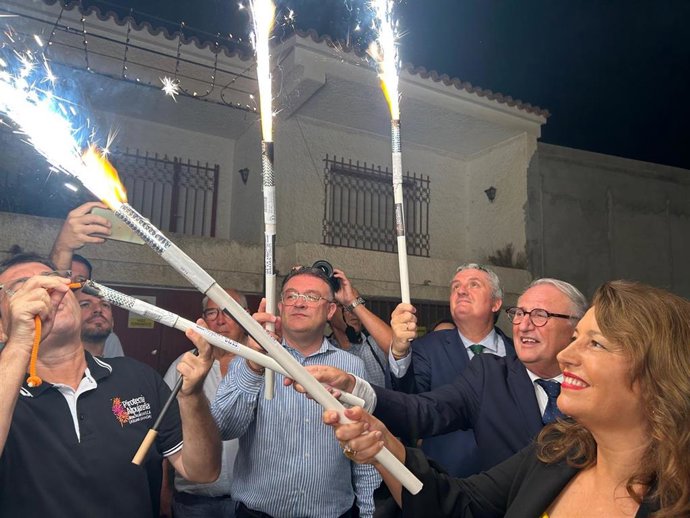 Crespo enciende la mecha inicial que activa la ofrenda de cohetes de la Peña de la Luz al Cristo en Dalías (Almería)