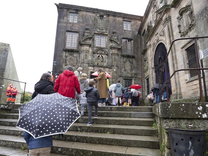 Archivo - Arquivo - Varios nenos fan cola baixo a choiva  para entregar as súas cartas aos  reis nunha cabalgata estática no parque de Bonaval, a 5 de xaneiro de 2022, en Santiago de Compostela, A Coruña, Galicia.