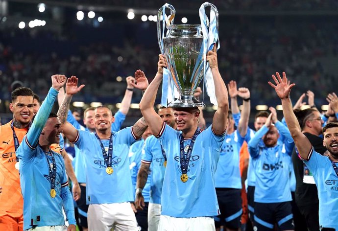 Archivo - 10 June 2023, Turkey, Istanbul: Manchester City's Erling Haaland with the UEFA Champions League Trophy following victory over Inter Milan in the UEFA Champions League Final soccer mtach at the Ataturk Olympic Stadium. Photo: Martin Rickett/PA 