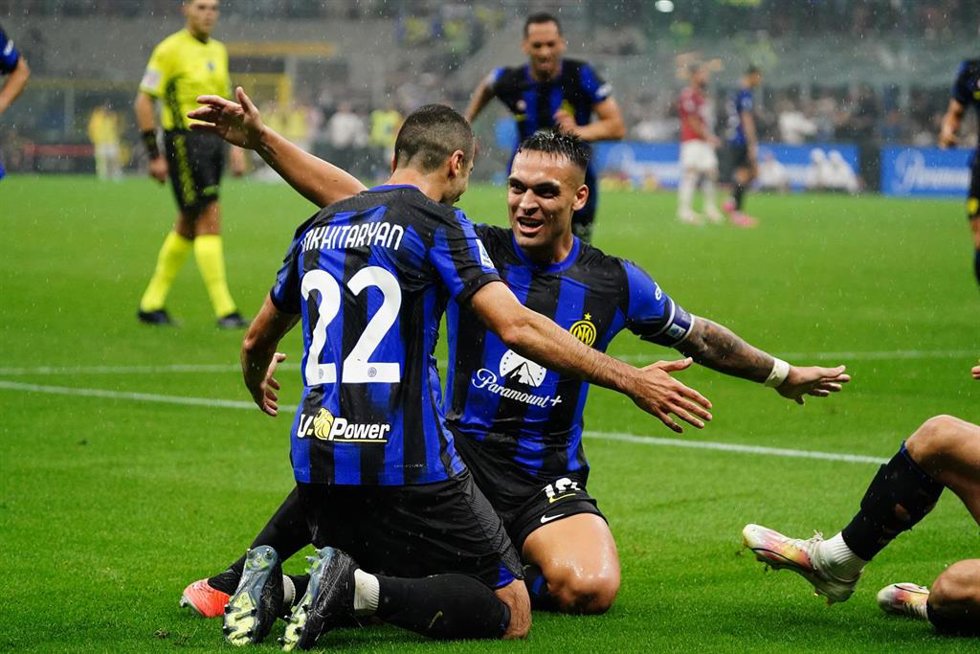 Henrikh Mkhitaryan celebra un gol del Inter de Milán con Lautaro Martínez 