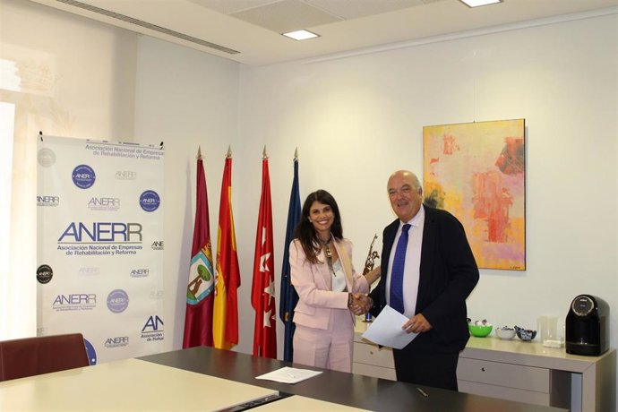 Firma del acuerdo entre ANERR y UCI