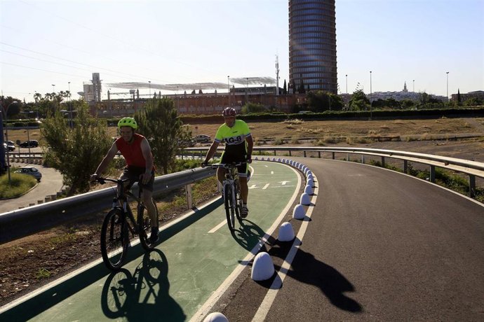 Archivo - Carril bus-VAO en el puente de la Señorita en Sevilla. Imagen de archivo.