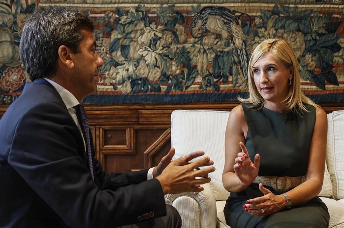 Archivo - La consellera de Medio Ambiente, Agua, Infraestructuras y Territorio, Salomé Pradas (d) y el presidente de la Generalitat valenciana, Carlos Mazón (i) (archivo)