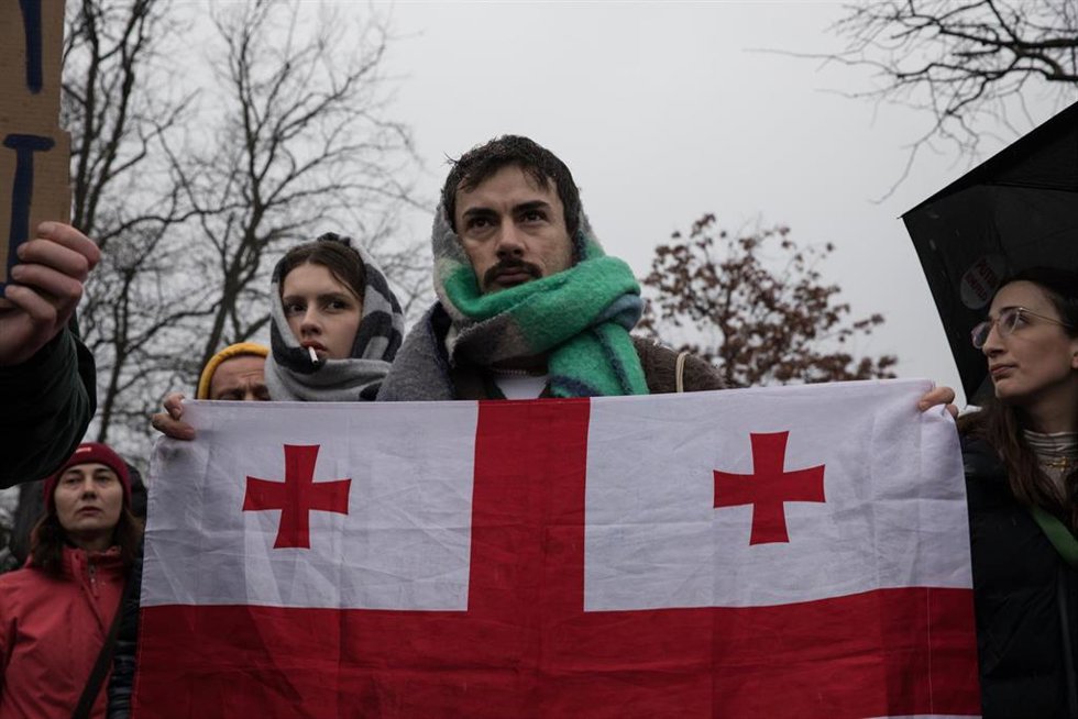 Archivo - Imagen de archivo de un hombre con una bandera de Georgia.