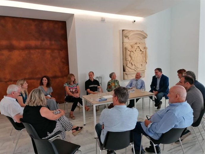 Visita del arqueólogo y profesor alemán Hermanfrid Schubart al Museo de Villena (Alicante), junto al alcalde de la localidad, Fulgencio Cerdán, y Esther Perales, directora de la sede de la Universidad de Alicante (UA).