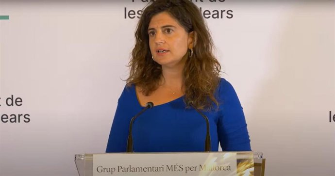 La diputada de MÉS per Mallorca, Maria Ramon, en rueda de prensa en el Parlament.