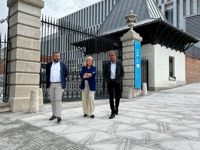 La delegada de Obras y Equipamientos, Paloma García Romero, junto al concejal de Centro, Carlos Segura,en su visita a los nuevos accesos de la Galería de Colecciones Reales