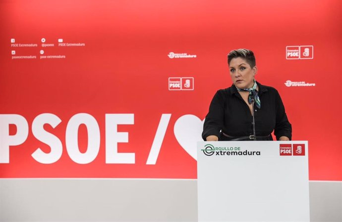 La portavoz del PSOE de Extremadura, Soraya Vega, en rueda de prensa en Mérida