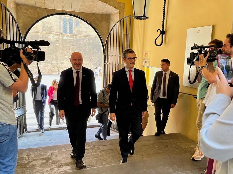 El ministro de Presidencia, Relaciones con las Cortes y Memoria Democrática en funciones, Félix Bolaños, llegando al Archivo de la Corona de Aragón, en Barcelona, junto al delegado del Gobierno en Catalunya, Carlos Prieto.