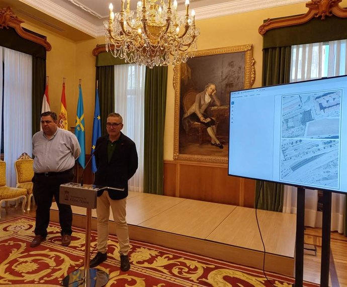Los concejales de Tráfico, Movilidad y Transporte y de Infraestructuras Urbanas y Rurales del Ayuntamiento de Gijón, Pelayo Barcia y Gilberto Villoria, presentan en el Consistorio nuevas medidas de movilidad.