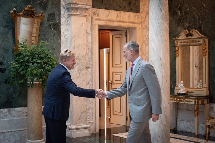 El Rey Felipe VI recibe al ceo de Seat y Cupra, Wayne Griffiths, en el Palacete Albéniz de Barcelona.