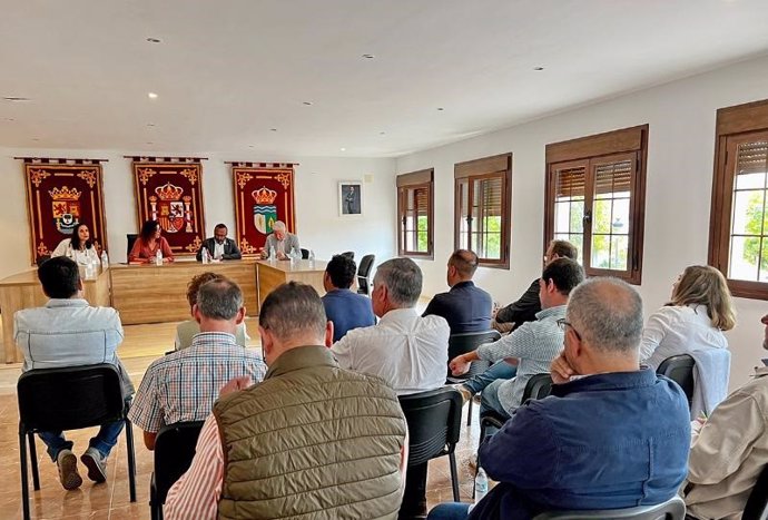 Reunión del presidente de la Diputación de Cáceres con los alcaldes de los municipios tabaqueros de la provincia