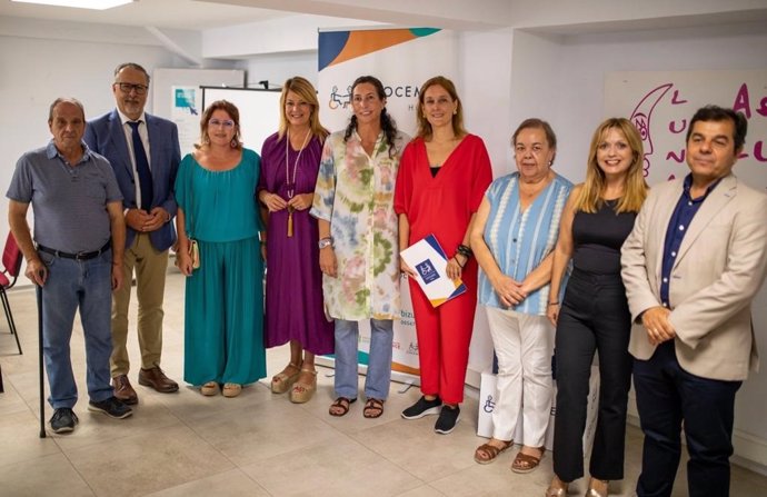 La consejera de Inclusión Social, Juventud, Familias e Igualdad, Loles López, en su visita a Cocemfe Huelva.