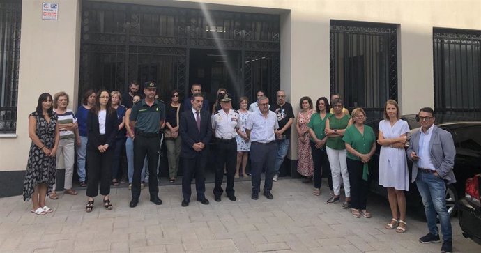 Minuto de silencio por el asesinato de una mujer víctima de violencia machista a las puertas de la Delegación de Gobierno