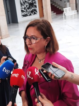 La consejera de Agricultura, Ganadería y Desarrollo Sostenible de la Junta de Extremadura, Mercedes Morán, en declaraciones a los medios antes de comparecer en comisión en la Asamblea