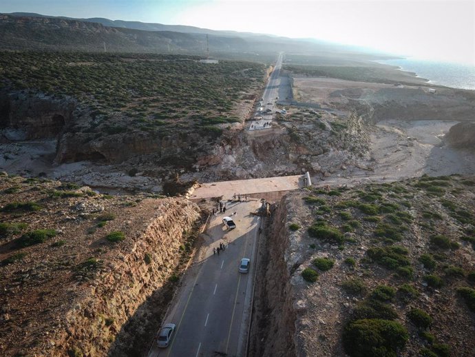 Carretera cortada por las inundaciones en el este de Libia