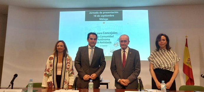 El consejero de Justicia, Administración Local y Función Pública, José Antonio Nieto, en una jornada junto al alcalde Málaga, Francisco de la Torre.