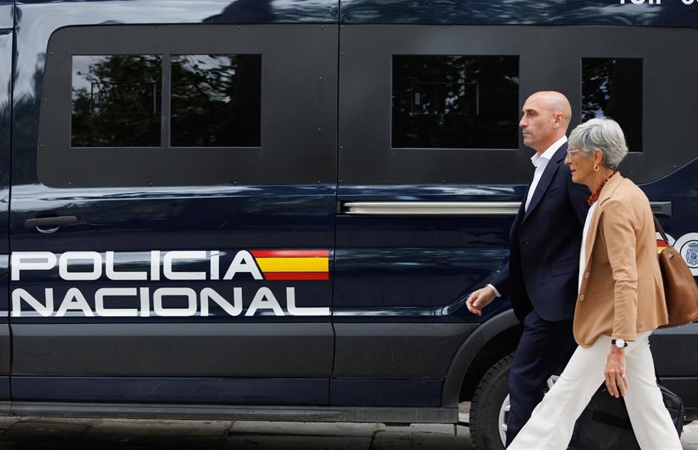 El expresidente de la Real Federación Española de Fútbol (RFEF), Luis Rubiales y su abogado Olga Tubau, salen de declarar de la Audiencia Nacional, a 15 de septiembre de 2023, en Madrid (España).