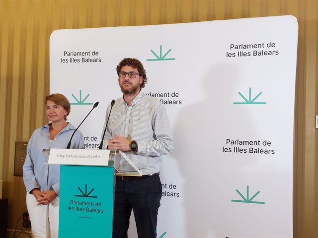 El portavoz del Grupo Parlamentario Popular, Sebastià Sagreras, y la portavoz adjunta de los 'populares' en la Cámara, Marga Durán, en rueda de prensa.