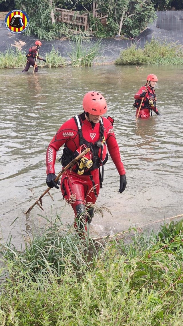 Buzos de los GEO se centran en una zona del río en la que desapareció el hombre en Paterna