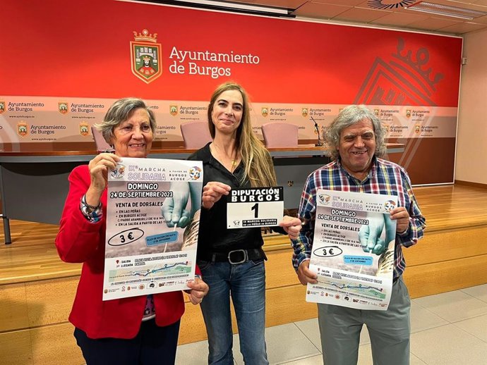 La presidenta de Burgos Acoge, Asunción Cifuentes; la concejal de Festejos, Carolina Álvarez, y el presidente de la Federación de Fajas, Blusas y Corpiños, Miguel Santamaría.