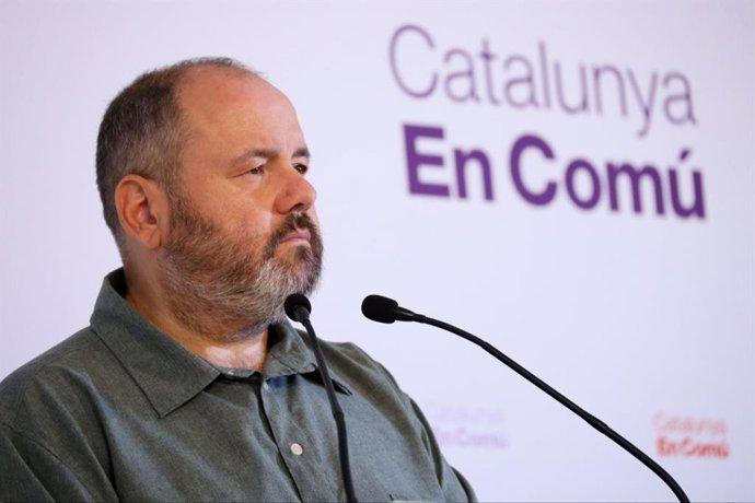 El portavoz de los comuns, Joan Mena, en rueda de prensa.