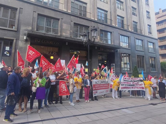 Concentración convocada por CCOO, UGT y USO ante la sede central de Correos en Oviedo contra el impago al personal de limpieza por parte de la empresa SCT, concesionaria del servicio