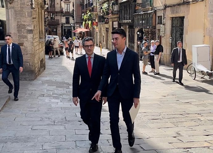 El ministro de Presidencia, Relaciones con las Cortes y Memoria Democrática en funciones, Félix Bolaños, llegando al Archivo de la Corona de Aragón, en Barcelona