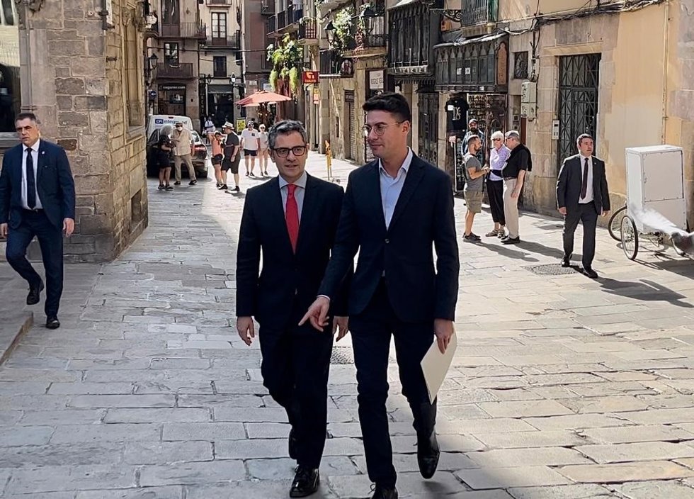 El ministro de Presidencia, Relaciones con las Cortes y Memoria Democrática en funciones, Félix Bolaños, llegando al Archivo de la Corona de Aragón, en Barcelona