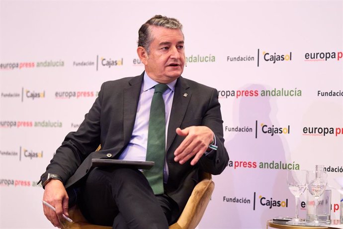 El consejero de la Presidencia, Antonio Sanz, este lunes en los encuentros informativos de Europa Press Andalucía, organizados en colaboración con la Fundación Cajasol y con el patrocinio de Cepsa y Atlantic Copper.