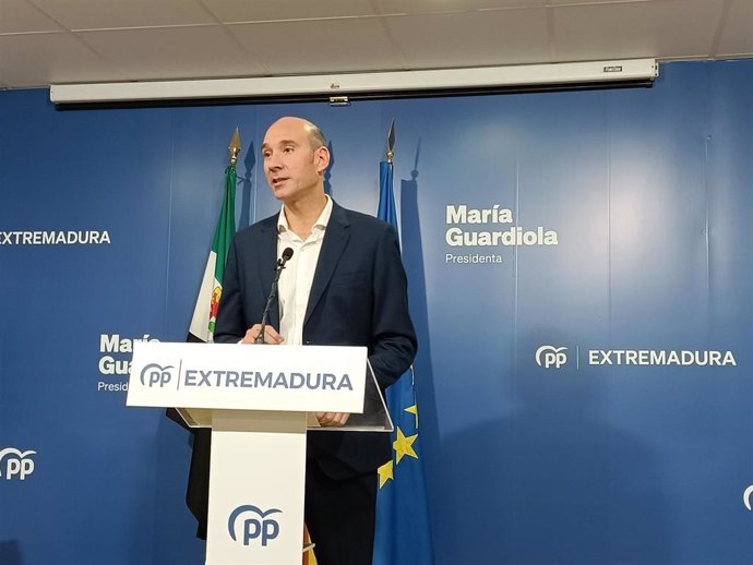 El portavoz del PP de Extremadura, José Ángel Sánchez Juliá, en rueda de prensa.