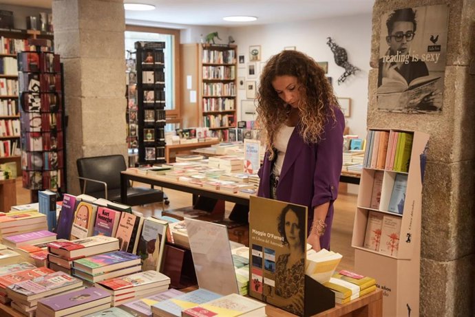La delegada del Gobierno en Cantabria, Ainoa Quiñones, en la Librería Gil, uno de los establecimientos adheridos al Bono Cultural Joven