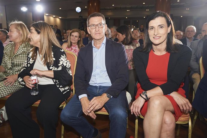 Archivo - L presidente del Partido Popular, Alberto Núñez Feijóo, y la alcaldesa de Santander, Gema Igual, durante la Junta Directiva regional del partido en junio de este año