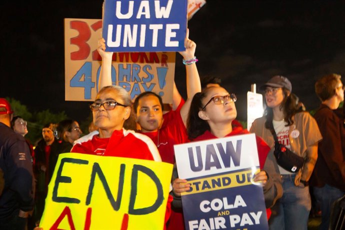 15 September 2023, US, Wayne: United Auto Workers take part in a protest outside Ford's Michigan Assembly Plant after their contracts with Ford, Stellantis, and General Motors expired. The union says it will selectively strike the facilities of the thre