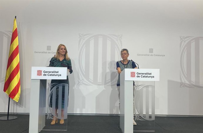 La consellera d'Economia i Hisenda de la Generalitat, Natlia Mas, al costat de la sotsdirectora de finanament i sostenibilitat financera, Montserrat Bassols