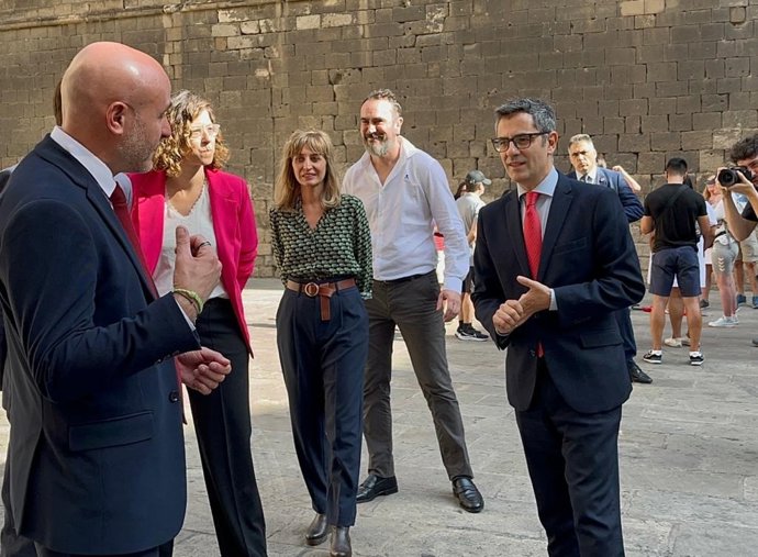 El ministro de Presidencia, Relaciones con las Cortes y Memoria Democrática en funciones, Félix Bolaños, llegando al Archivo de la Corona de Aragón, en Barcelona