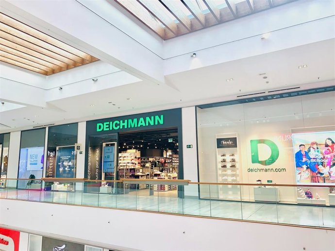 Los Arcos continúa su apuesta por la constante renovación con la reforma de la marca de calzado internacional Deichmann